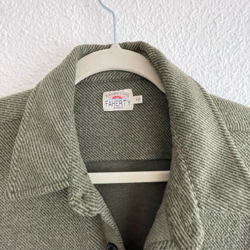 TWO Faherty Legend sweater shirts in grey twill and olive - Picture 4 of 16